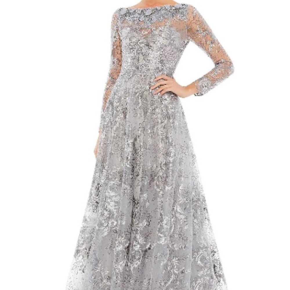 Mac Duggal NWT Boat Neck Long Sheer Sleeve Beaded Floral A-Line Gown size 4
